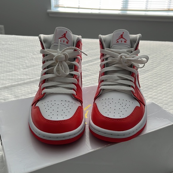WMNS AIR JORDAN 1 MID - Picture 3 of 4